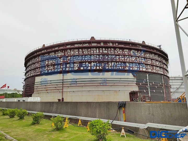 待防腐除銹的石化儲罐